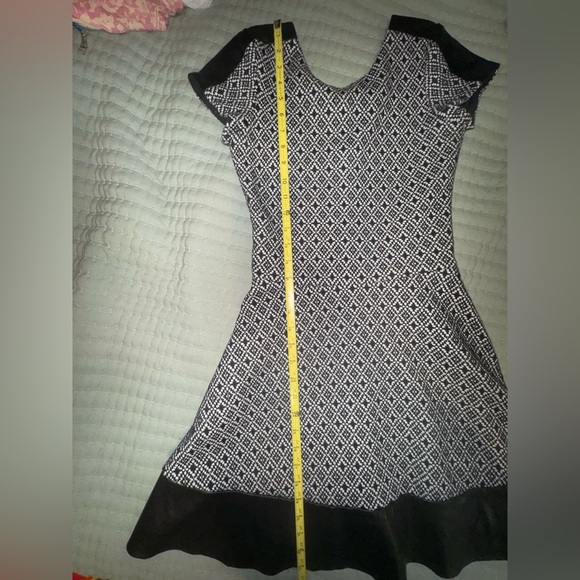 Parker Black & White Geometric Fit & Flare Dress with Leather Trim – Size XS - Picture 7 of 13